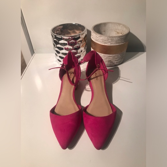 SOLD- The cutest Fuchsia Shoes with pearls - Aldo - Picture 9 of 9